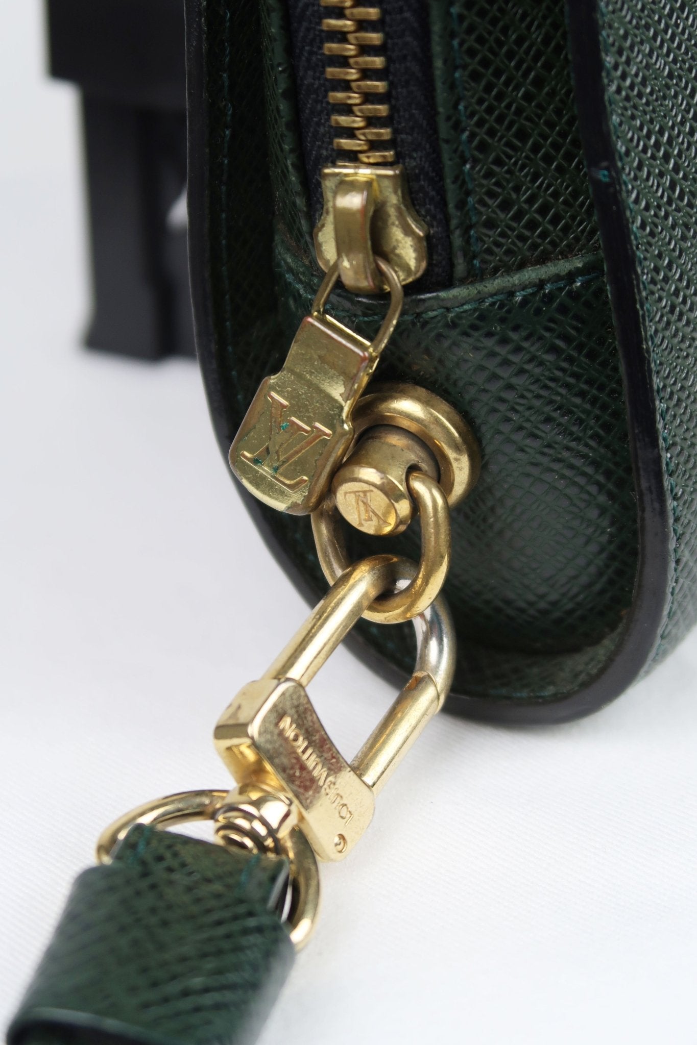 Louis Vuitton Taiga Leather Pochette Baikal - Jade Vintage